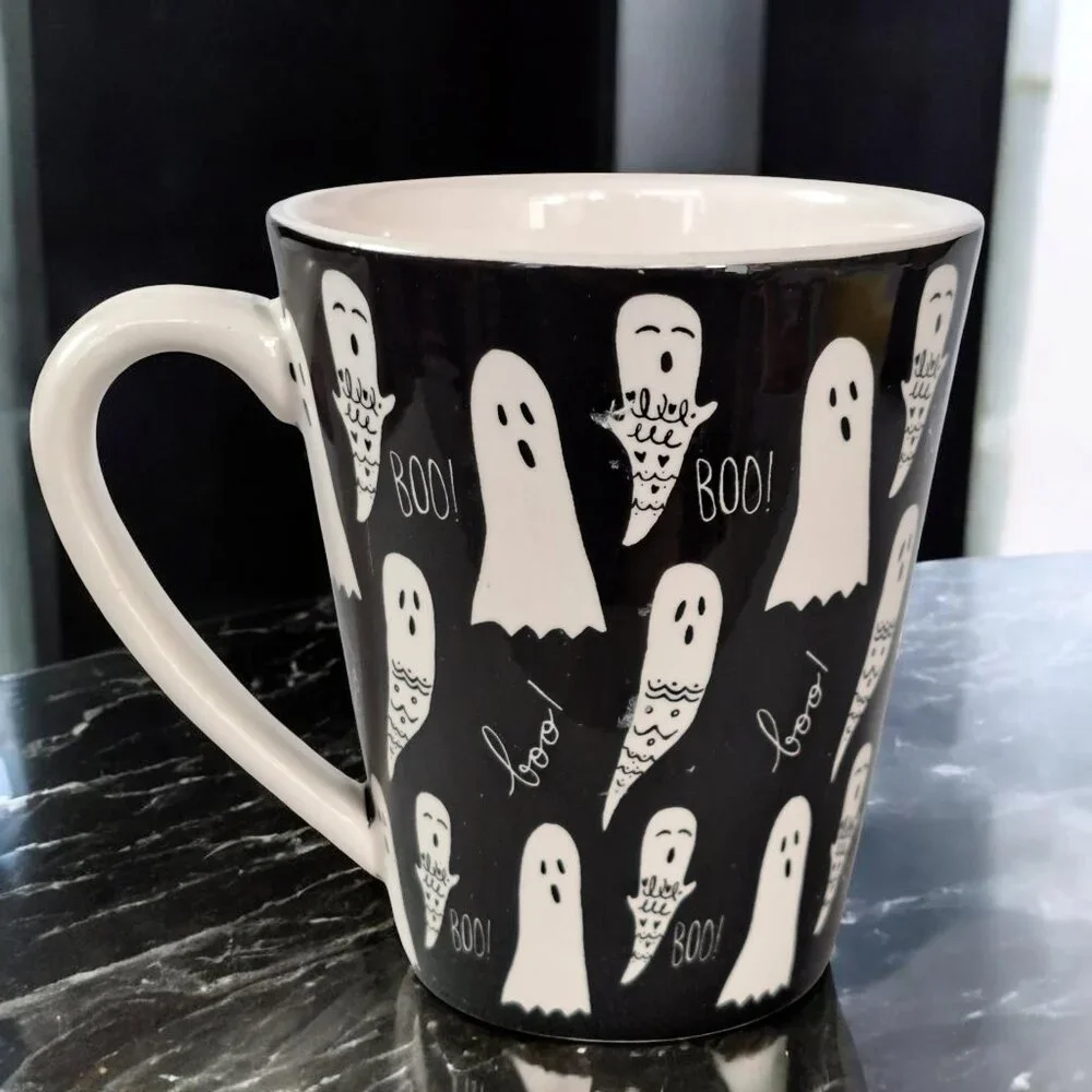 Sur la table Boo Ghost Black and White Coffee Tea Cup Mug